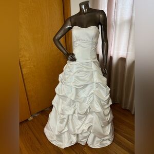 Winnie Couture white wedding gown size 4.